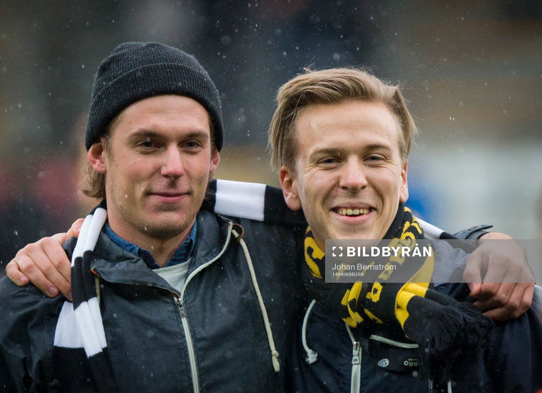Mjällbys och Örebros supportrar byter halsdukar innan