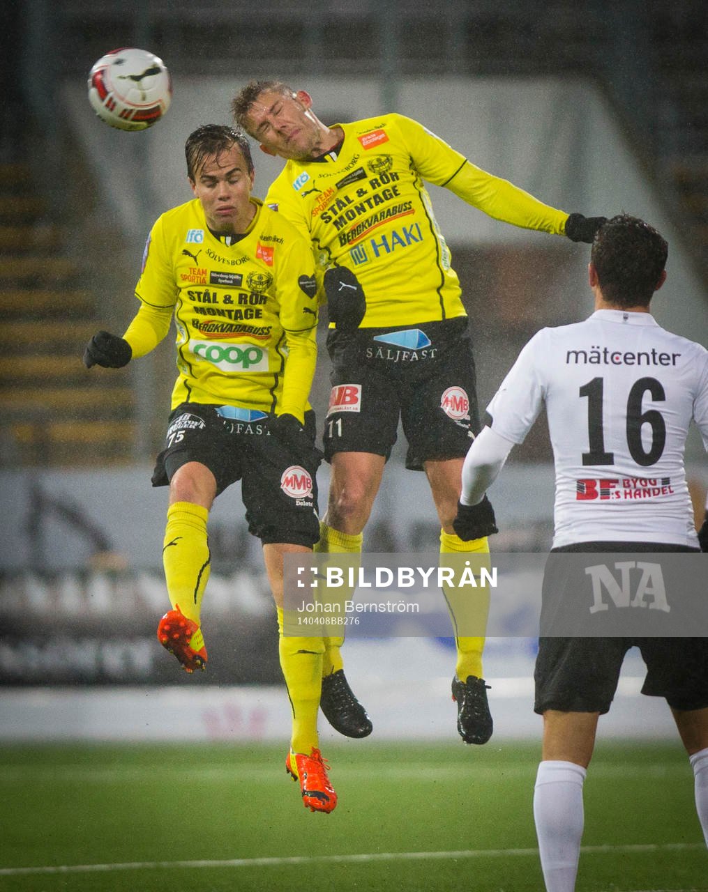 Mjällbys Andreas Blomqvist och Patrik Ingelsten nickar