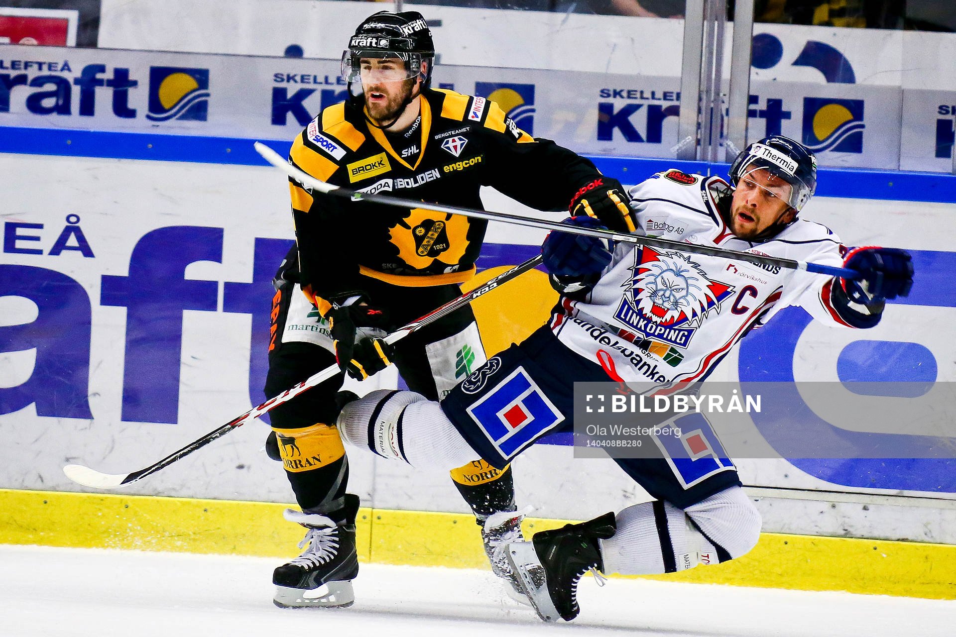 Skellefteås Bud Holloway tacklar Linköpings Magnus