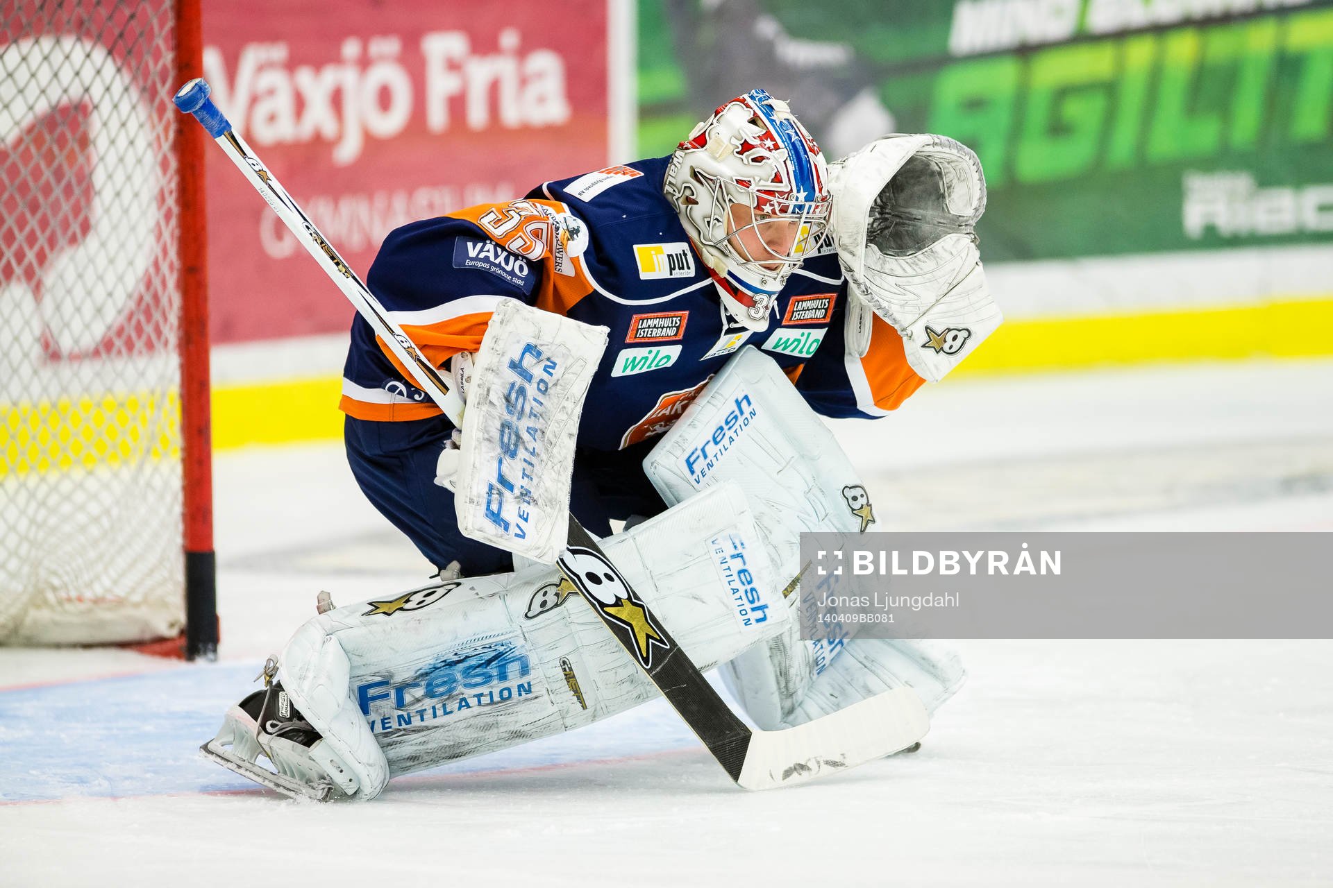 Växjös målvakt Teemu Lassila innan ishockeymatchen i SHL
