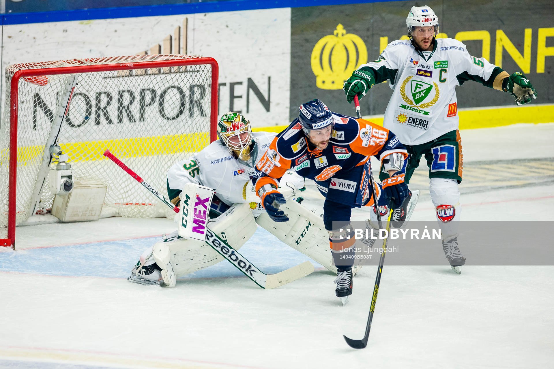 Växjös Johan Markusson mellan Färjestads målvakt