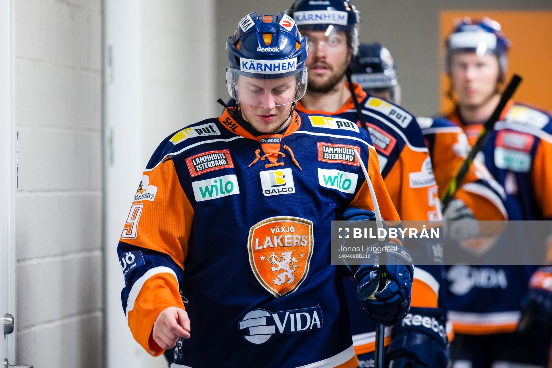 Växjös David Åslin på väg ut till tredje perioden