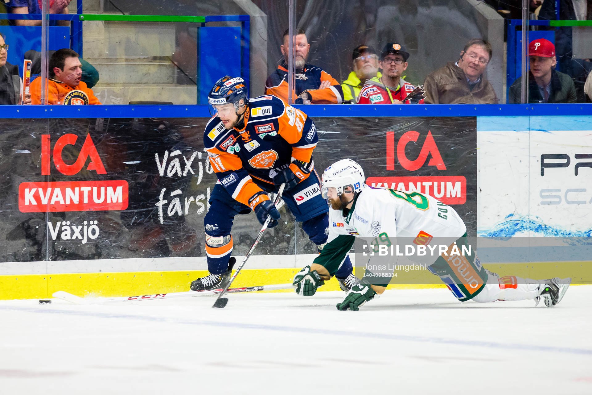 Växjös Robert Rosén jagas av Färjestads Jack Connolly