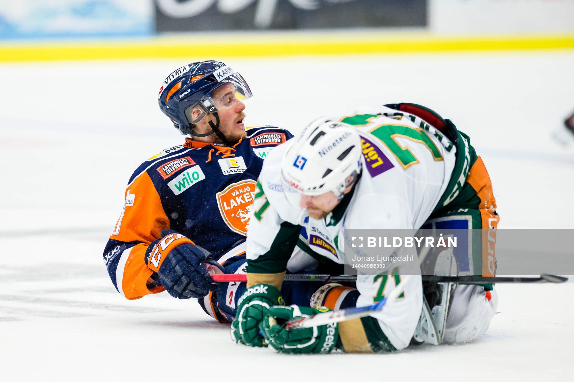 Färjestads Christian Berglund ramlar över Växjös Erik