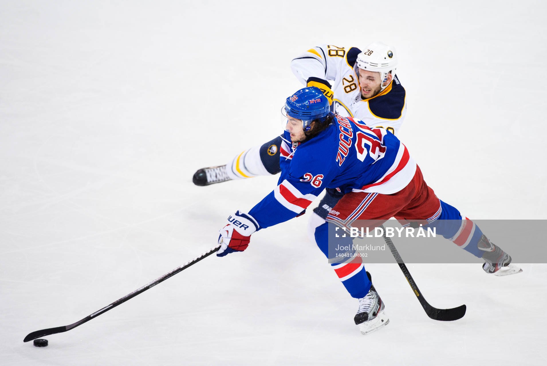 New Yorks Mats Zuccarello utmanas av Buffalos Zemgus