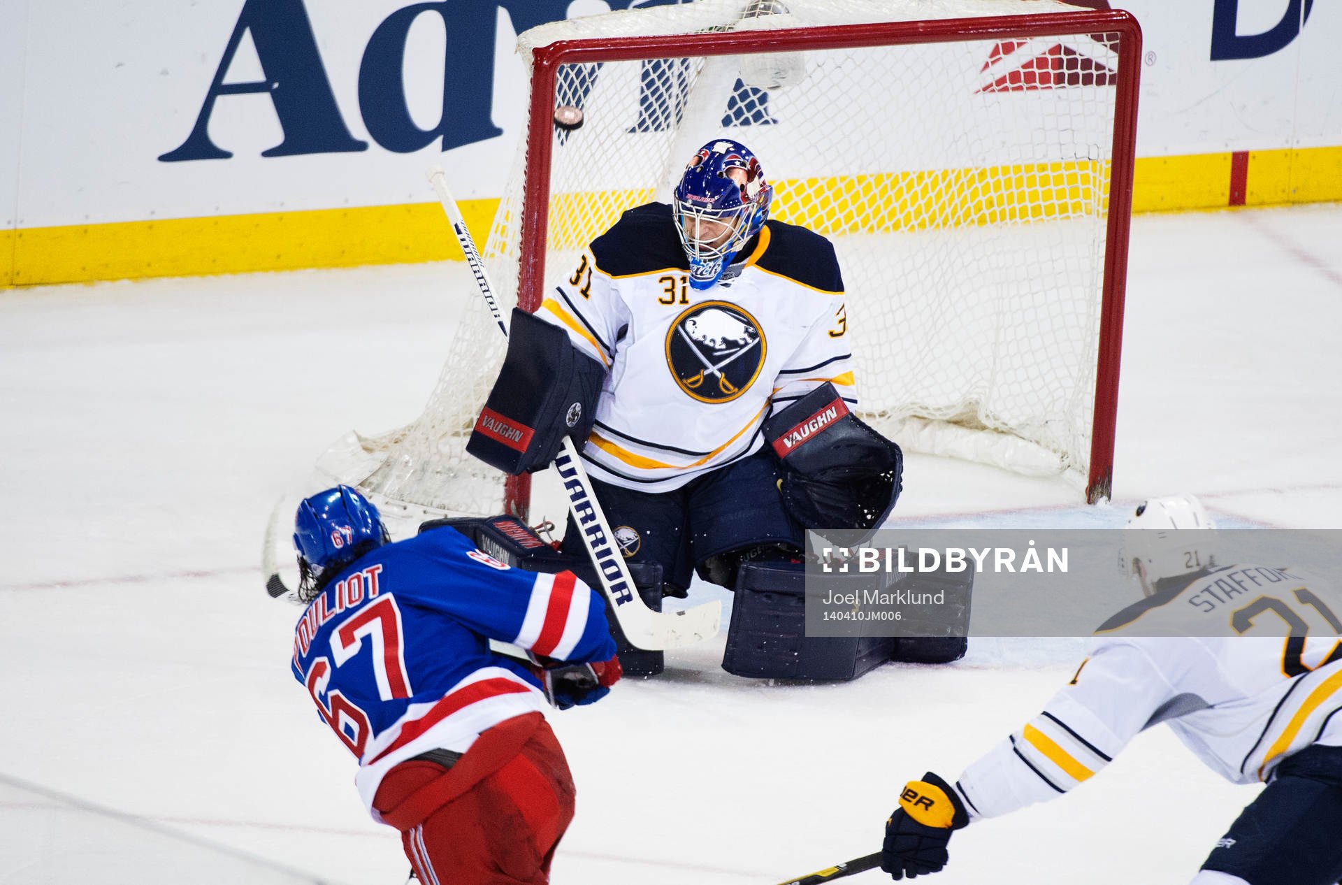 New Yorks Benoit Pouliot skjuter in 1-1 bakom Buffalos
