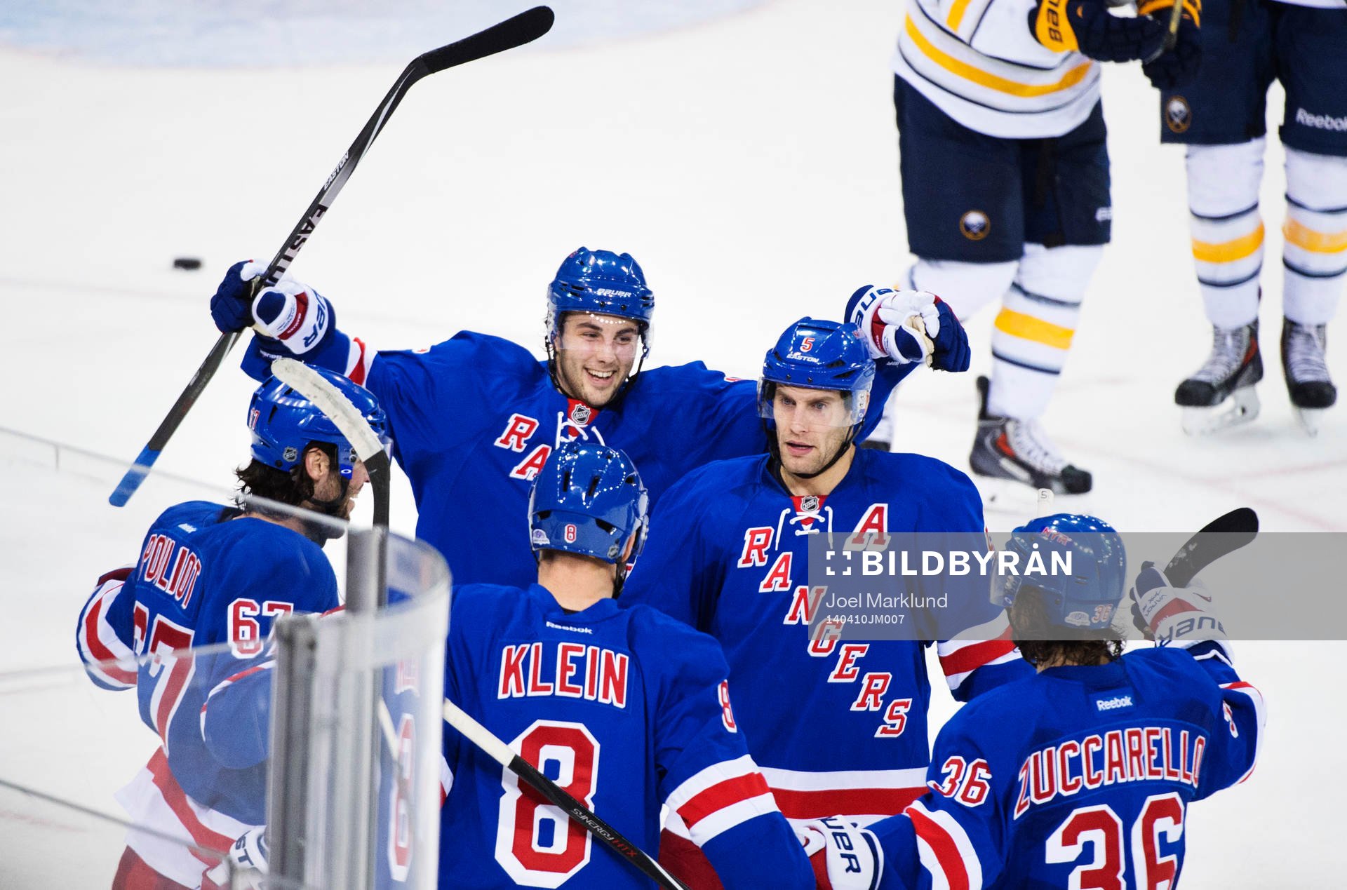 New Yorks Benoit Pouliot (t v) jublar