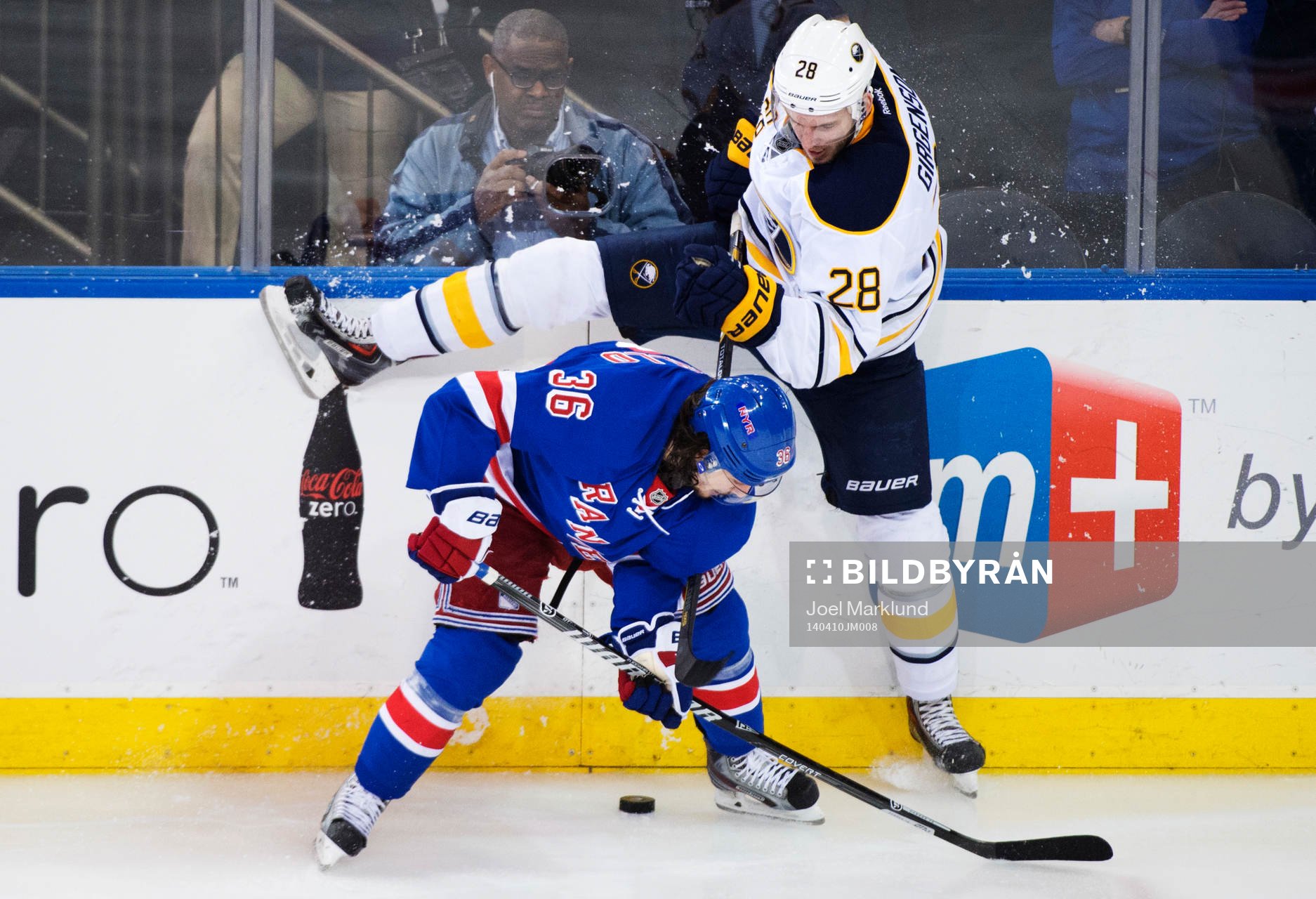 New Yorks Mats Zuccarello utmanas av Buffalos Zemgus