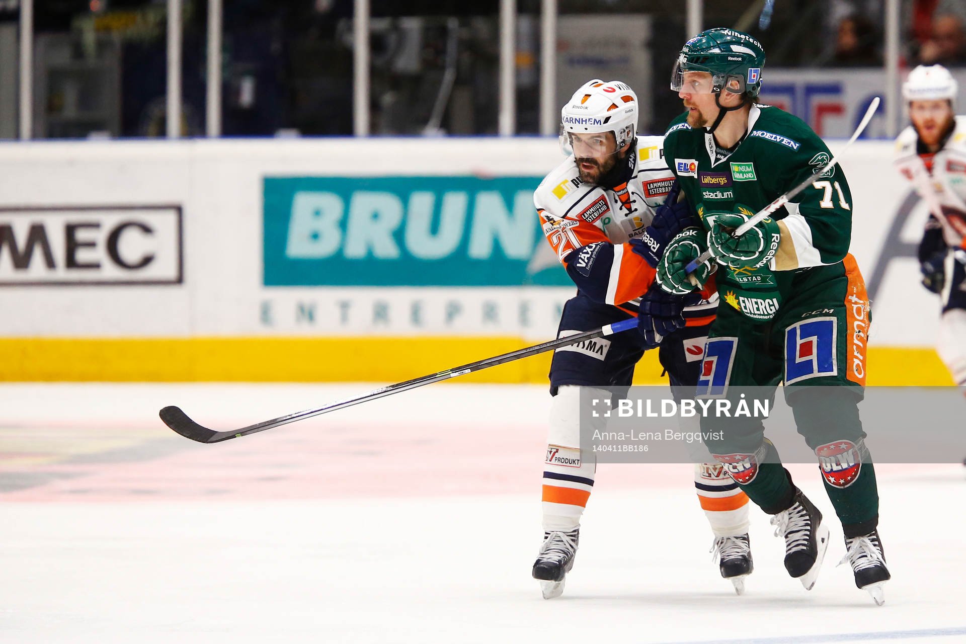 Färjestads Christian Berglund och Växjös Cory Murphy