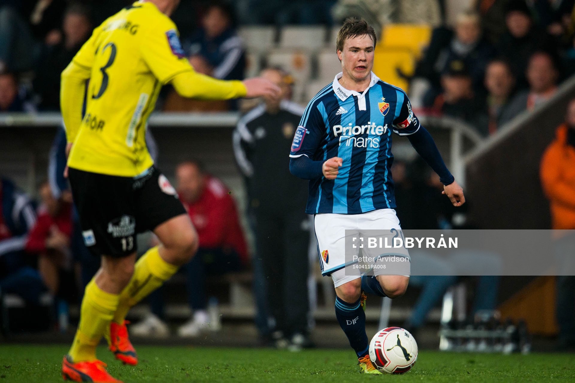 Djurgårdens Simon Tibbling driver upp bollen