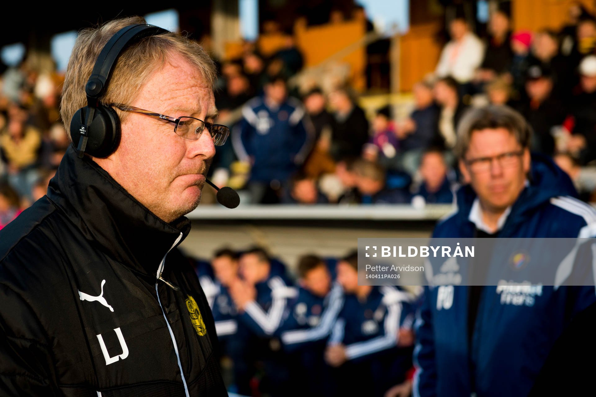Mjällbys tränare Lars Jacobsson och i bakgrunden