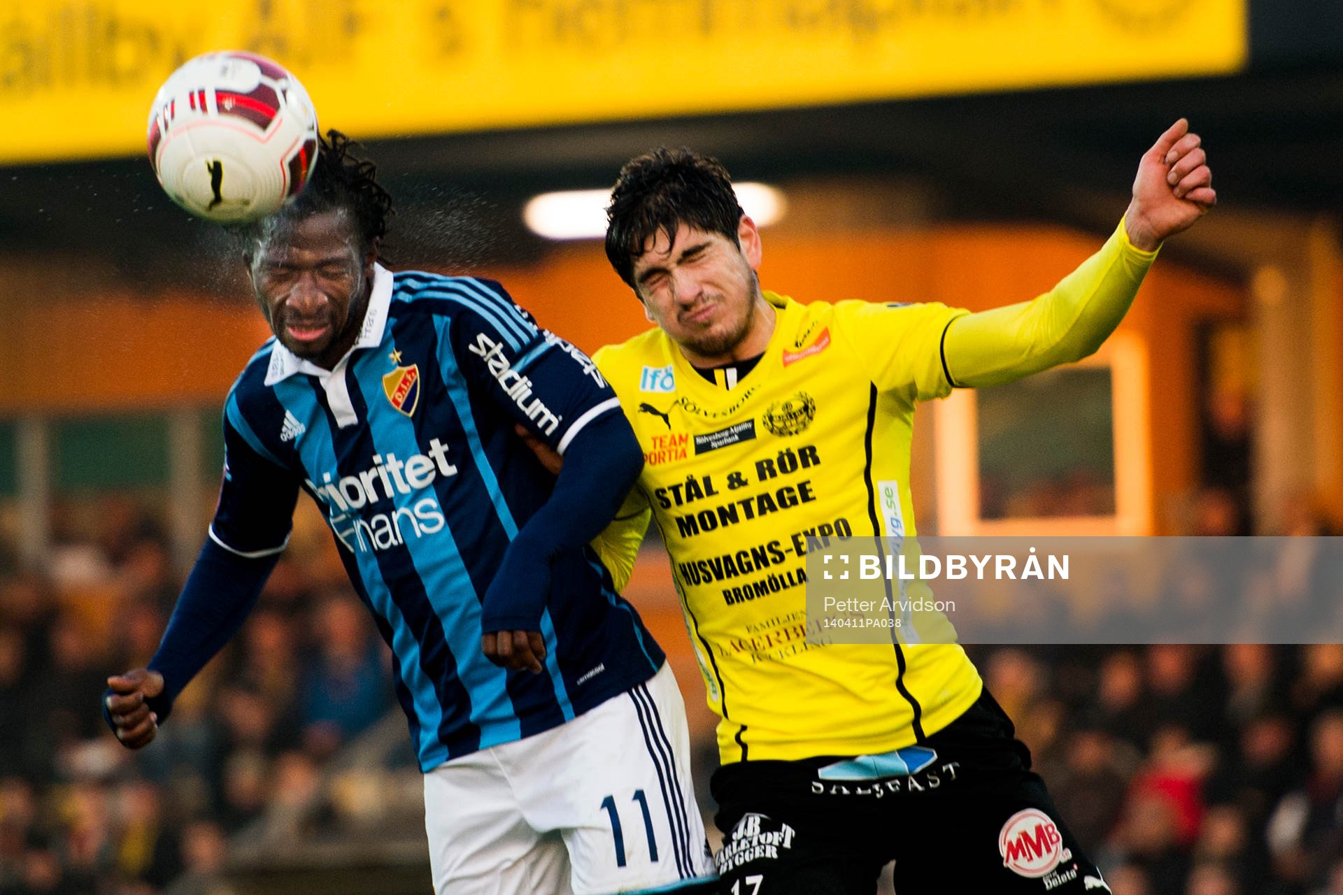 Djurgårdens Amadou Jawo i nickduell med Mjällbys Danny Ervik under fotbollsmatchen i Allsvenskan mellan Mjällby och Djurgården den 11 april 2014 i Mjällby.