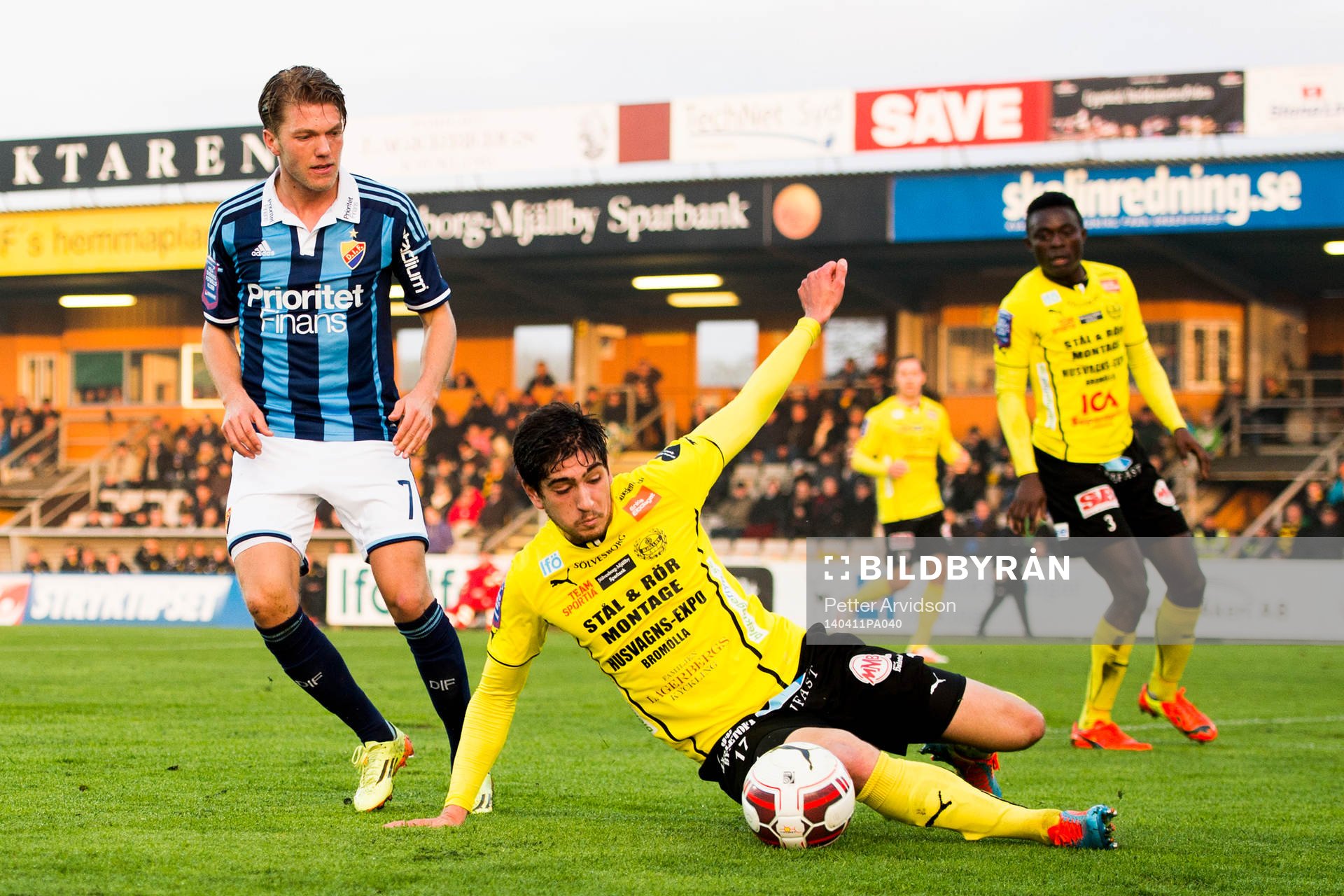 Mjällbys Danny Ervik och Djurgårdens Martin Broberg