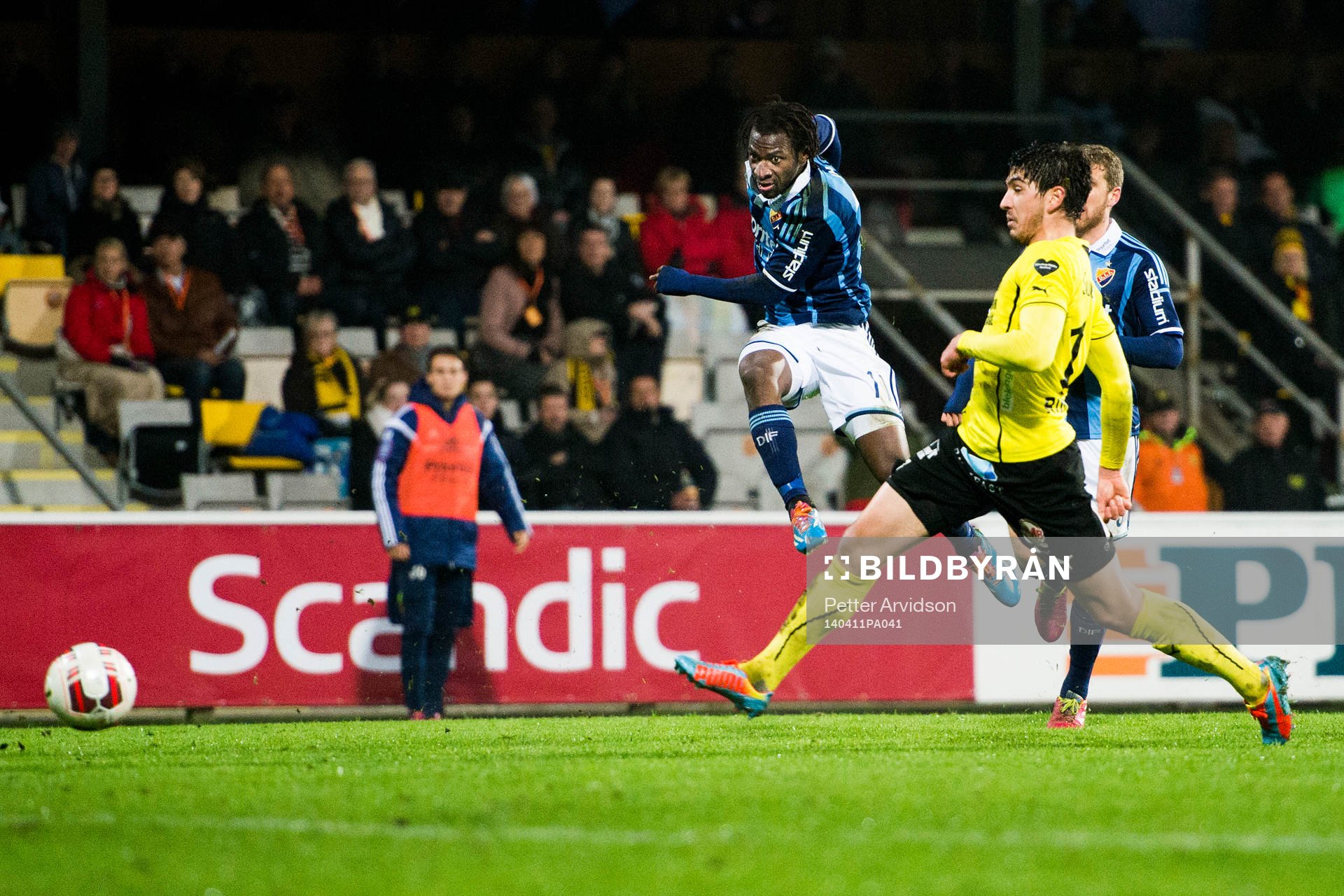 Djurgårdens Amadou Jawo skjuter framför Mjällbys Danny