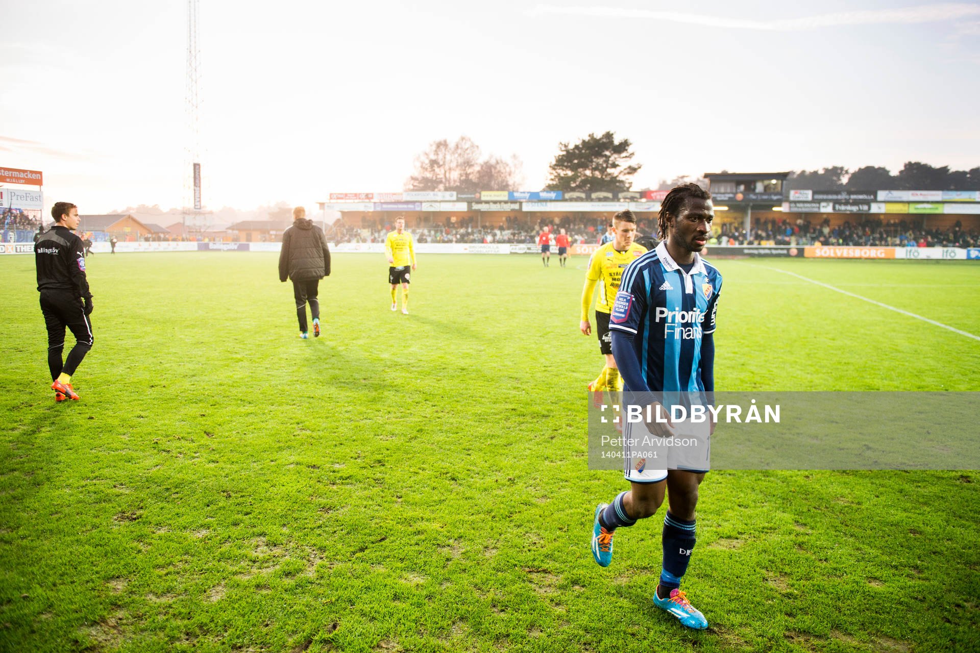 Djurgårdens Amadou Jawo lämnar planen
