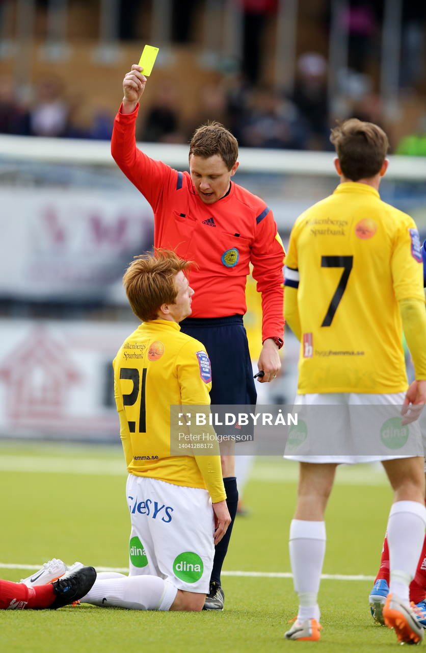 domare Markus Strömbergsson ger varning till Falkenbergs