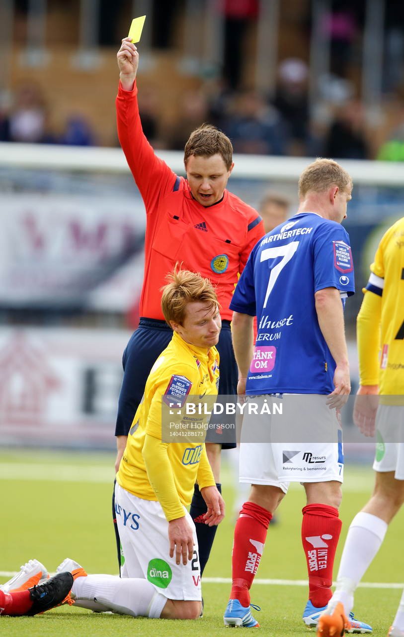 domare Markus Strömbergsson ger varning till Falkenbergs