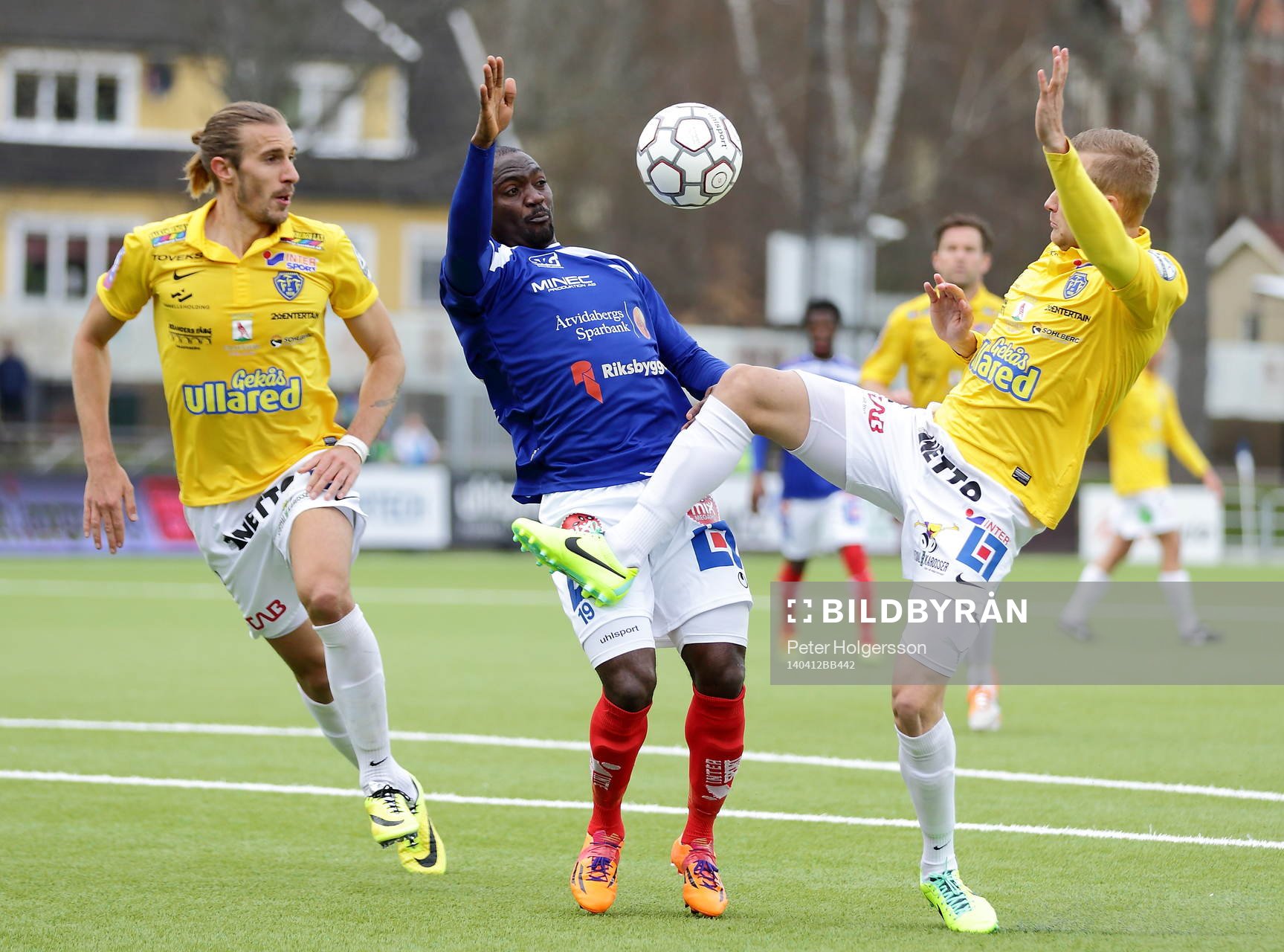 Åtvidabergs John Owoeri mellan Falkenbergss spelare