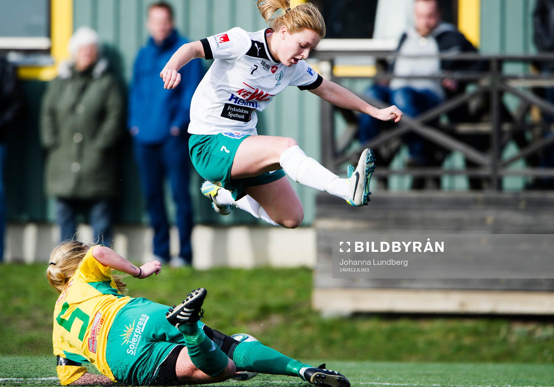 Mallbackens Mimmi Larsson hoppar över Bollstanäs Malin Engdahl under fotbollsmatchen i Elitettan mellan Bollstanäs och Mallbacken den 12 april 2014 i Stockholm.