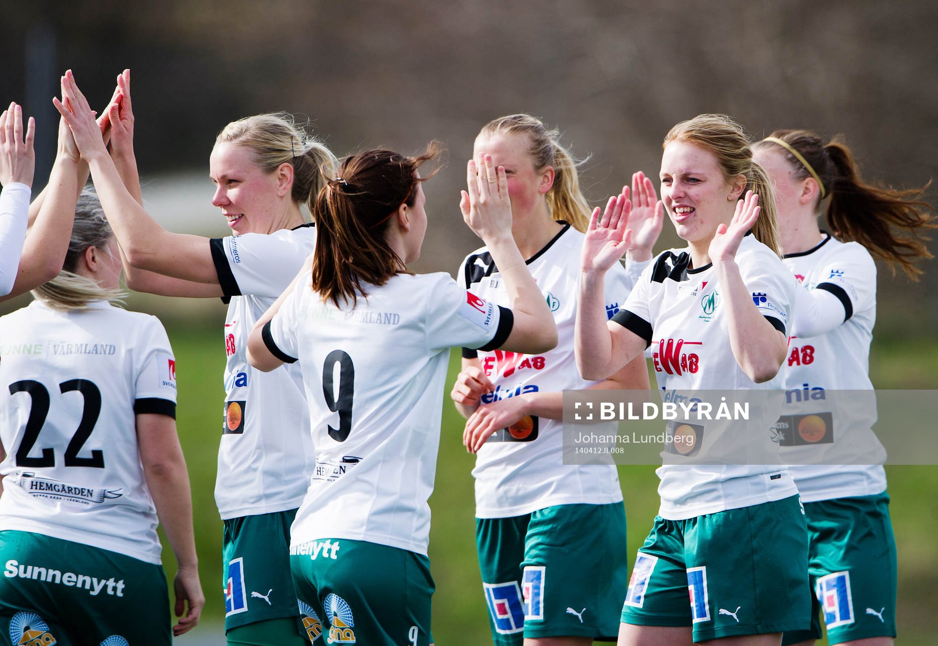 Mallbackens spelare jublar under fotbollsmatchen i Elitettan mellan Bollstanäs och Mallbacken den 12 april 2014 i Stockholm.