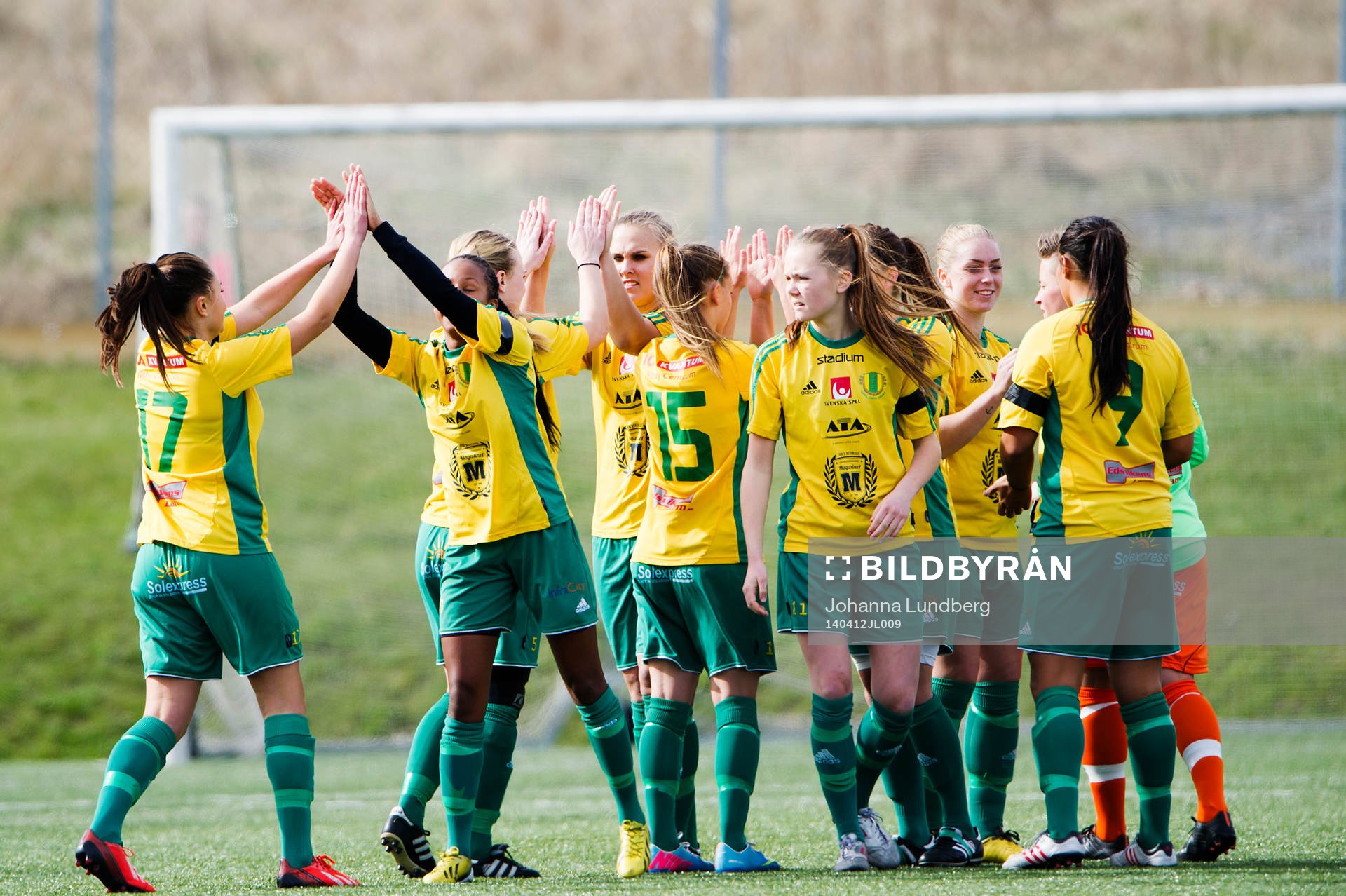 Bollstanäs spelare jublar innan  fotbollsmatchen i