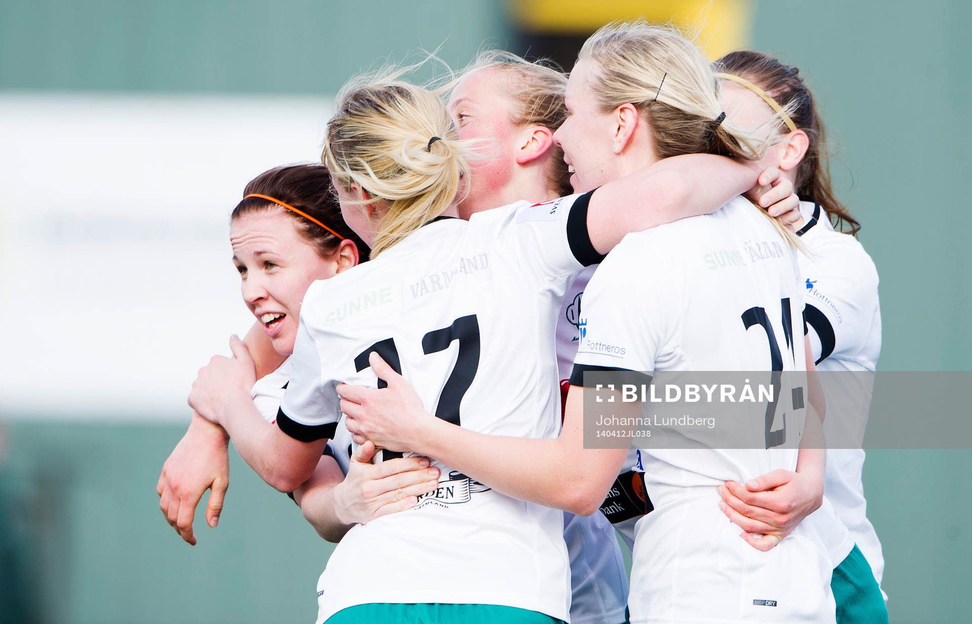 Mallbackens spelare jublar under fotbollsmatchen i Elitettan mellan Bollstanäs och Mallbacken den 12 april 2014 i Stockholm.