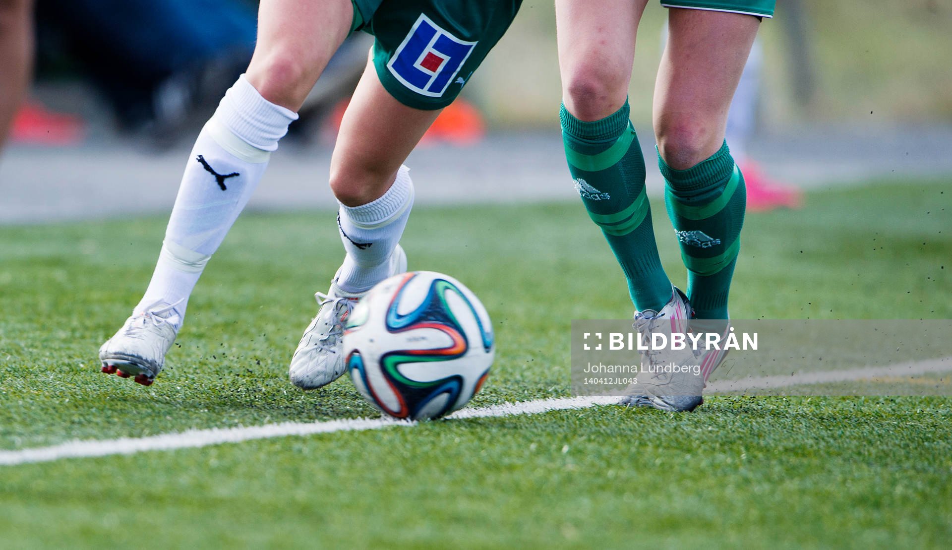 Två fotbollsspelare utmanar varandra