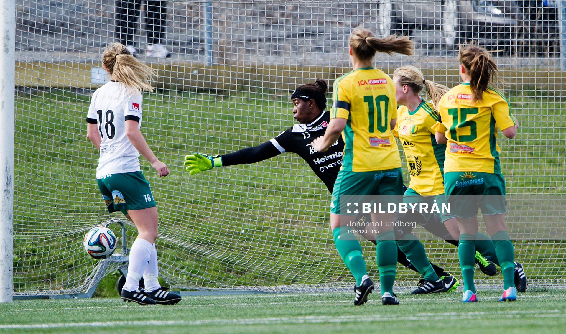 Mallbackens målvakt Alyssa Whitehead släpper in ett mål