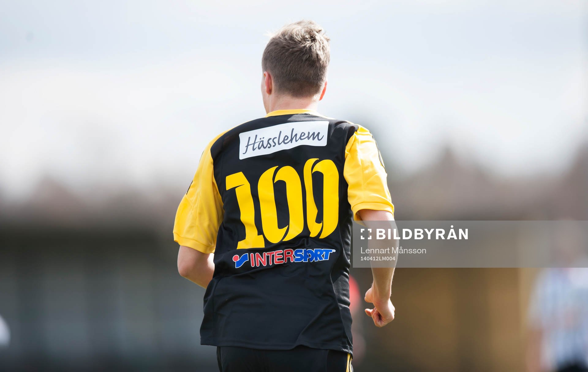 Danny Gunnarsson i tröja nr. 100 med Hässlehem reklam på ryggen i matchen i division 111 mellan IFK Hässleholm och Ifö Bromölla 12 april 2014.