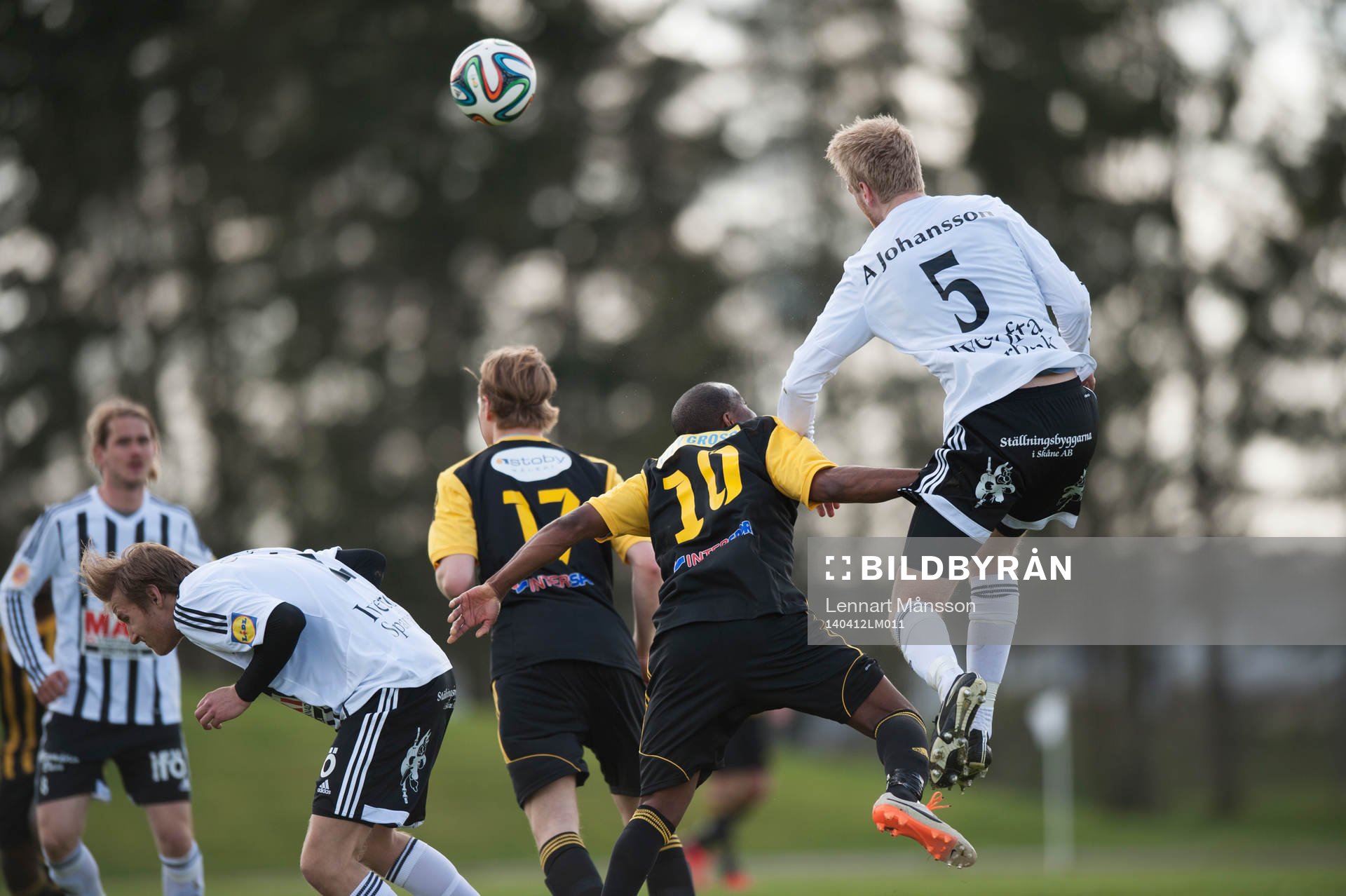 Höjdduell i matchen i division 111 mellan IFK Hässleholm och Ifö Bromölla 12 april 2014.