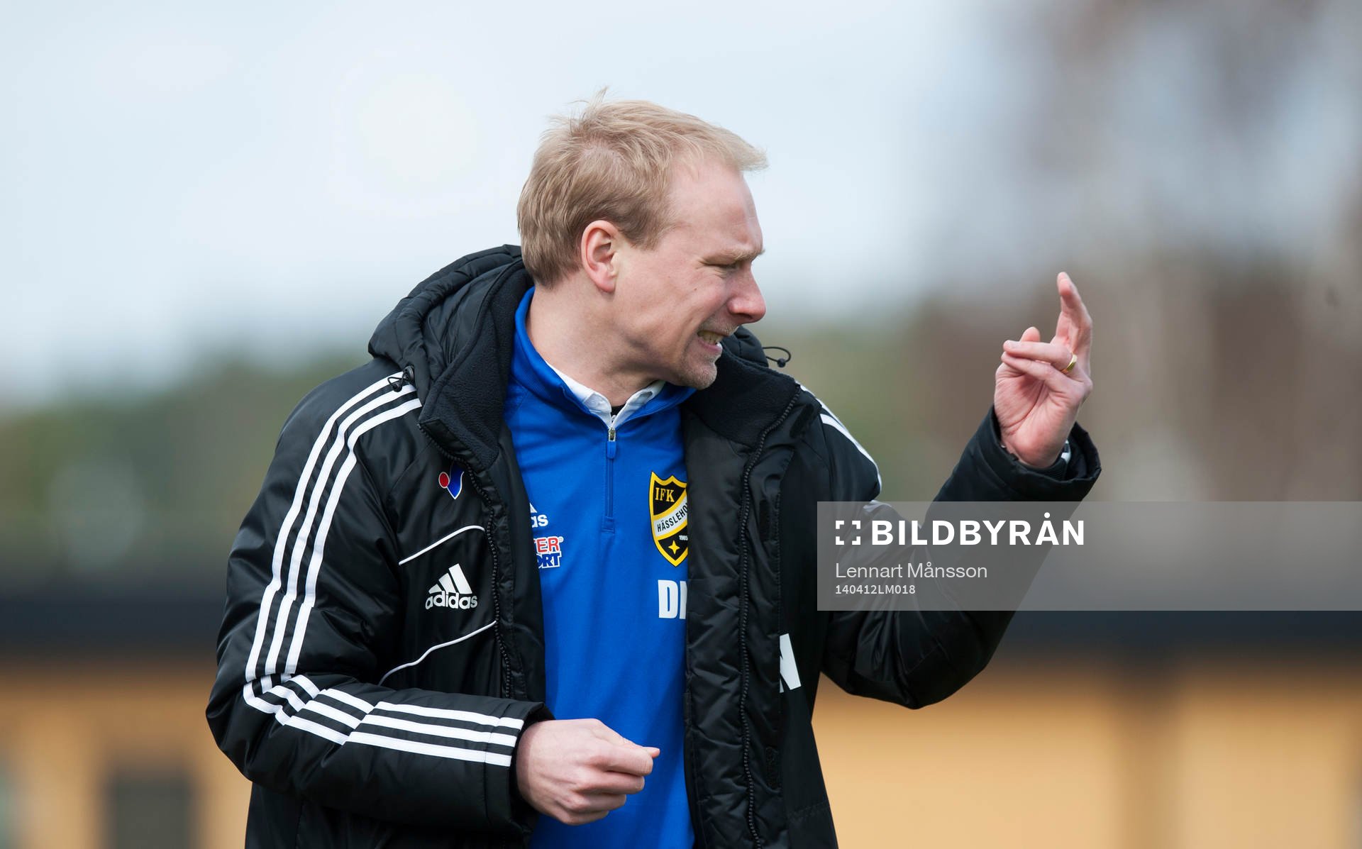 Hässleholms tränare Daniel Nilsson i matchen i division