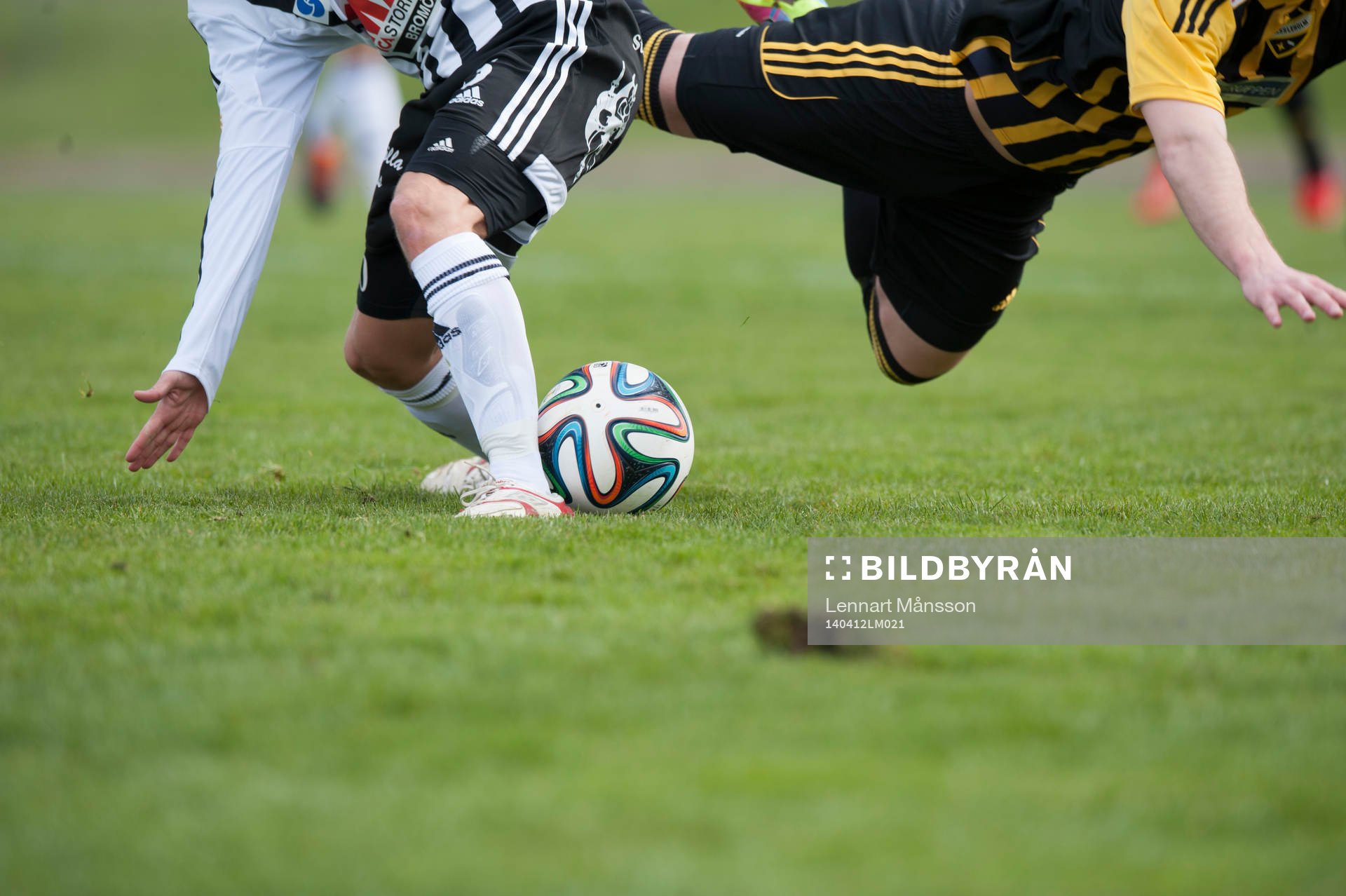 Kamp om bollen, ben, fotbollsskor, fotbollsstrumpor i