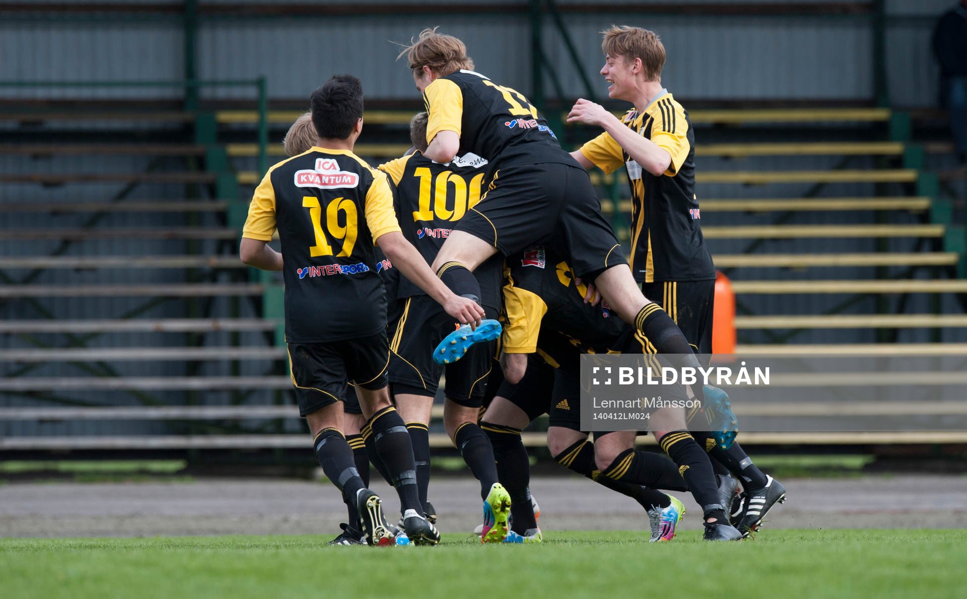 Hässleholms Ekrem Dibrani har gjort 2-1 och jublar i