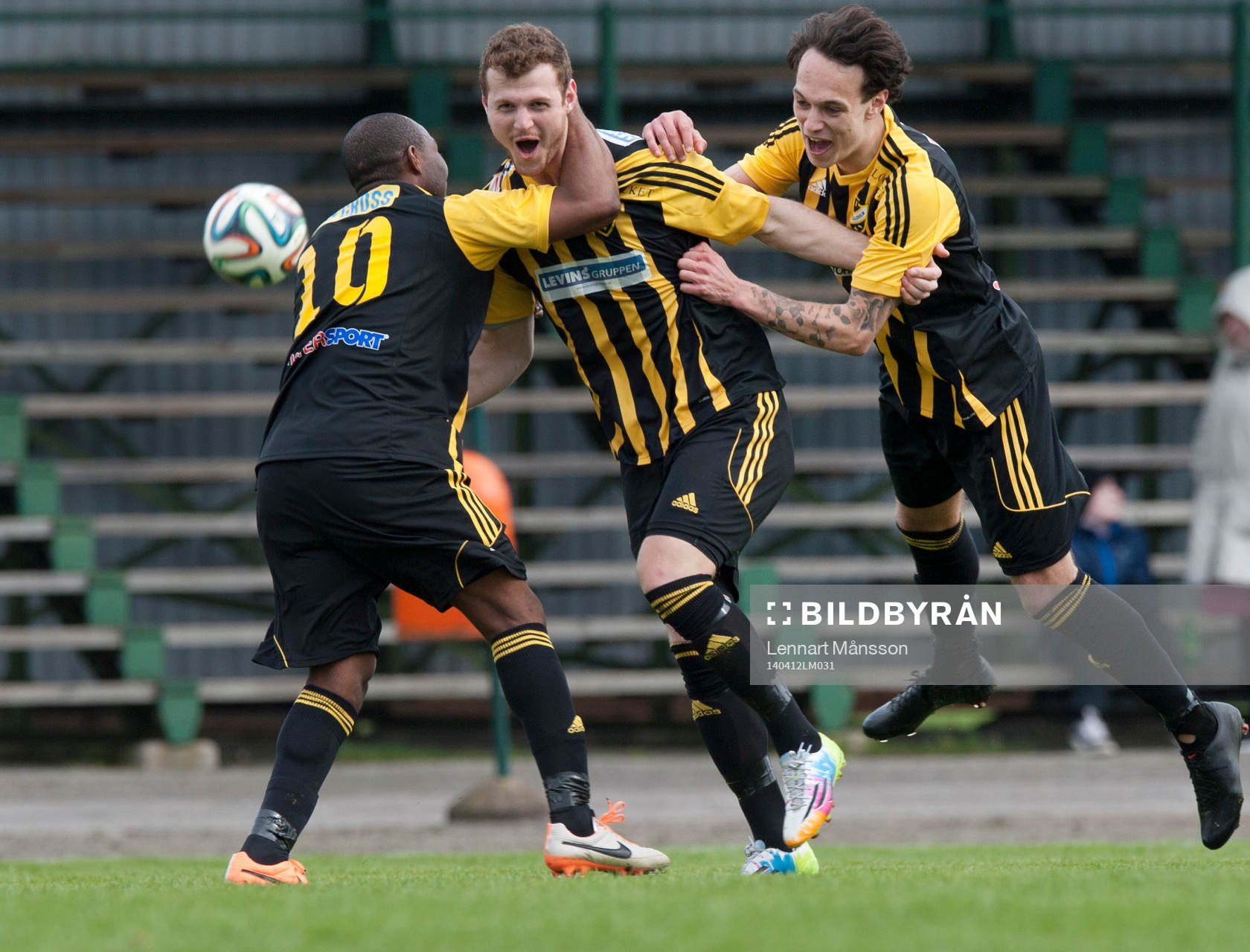 Hässleholms Ekrem Dibrani har gjort 2-1 och jublar i