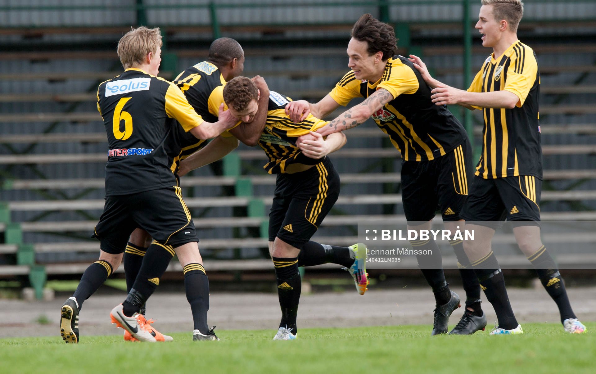 Hässleholms Ekrem Dibrani har gjort 2-1 och jublar i
