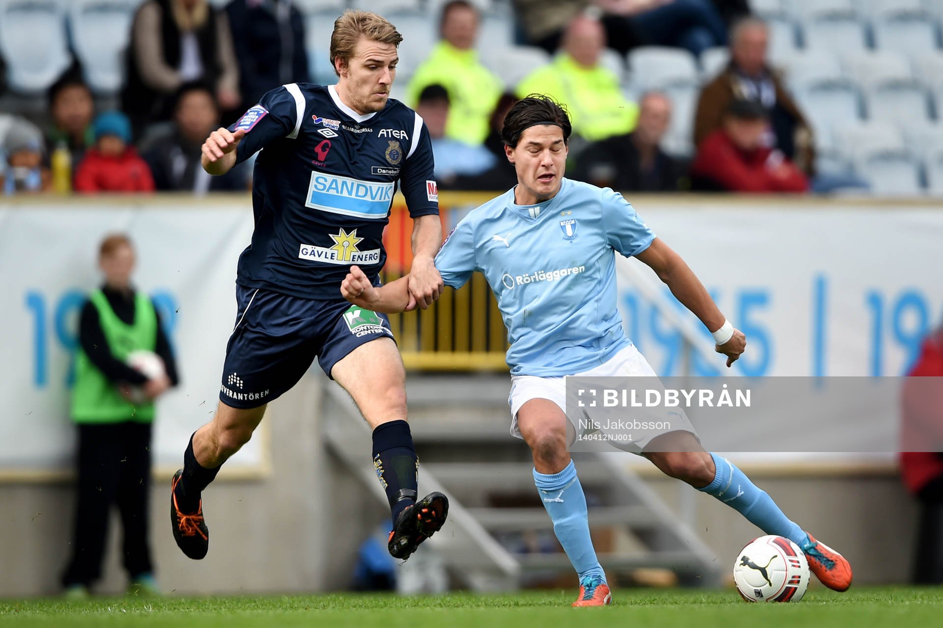 Gefles Johan Oremo jagar Malmö FFs Miiko Albornoz