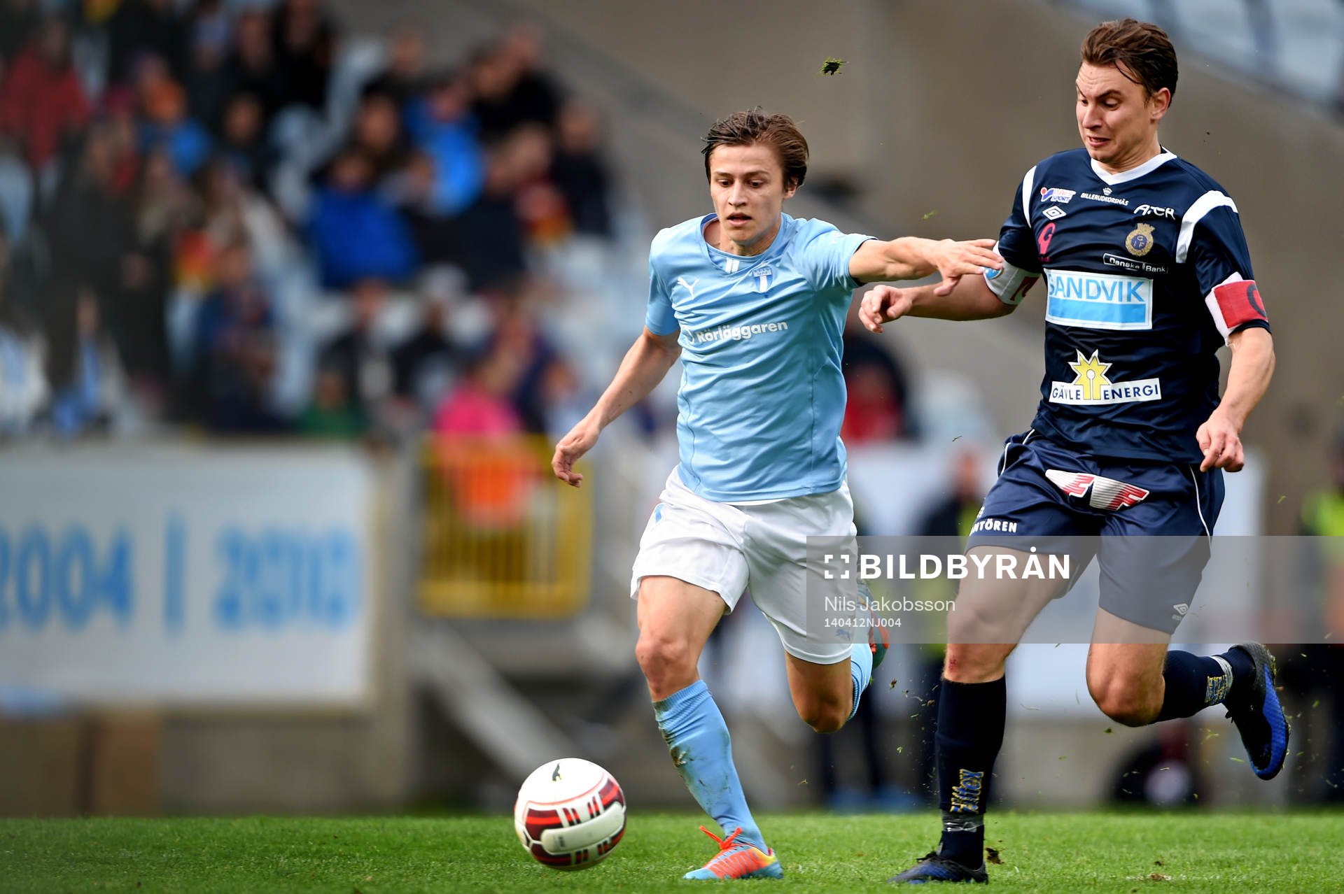 Malmö FFs Simon Thern jagas av Gefles Marcus Hansson