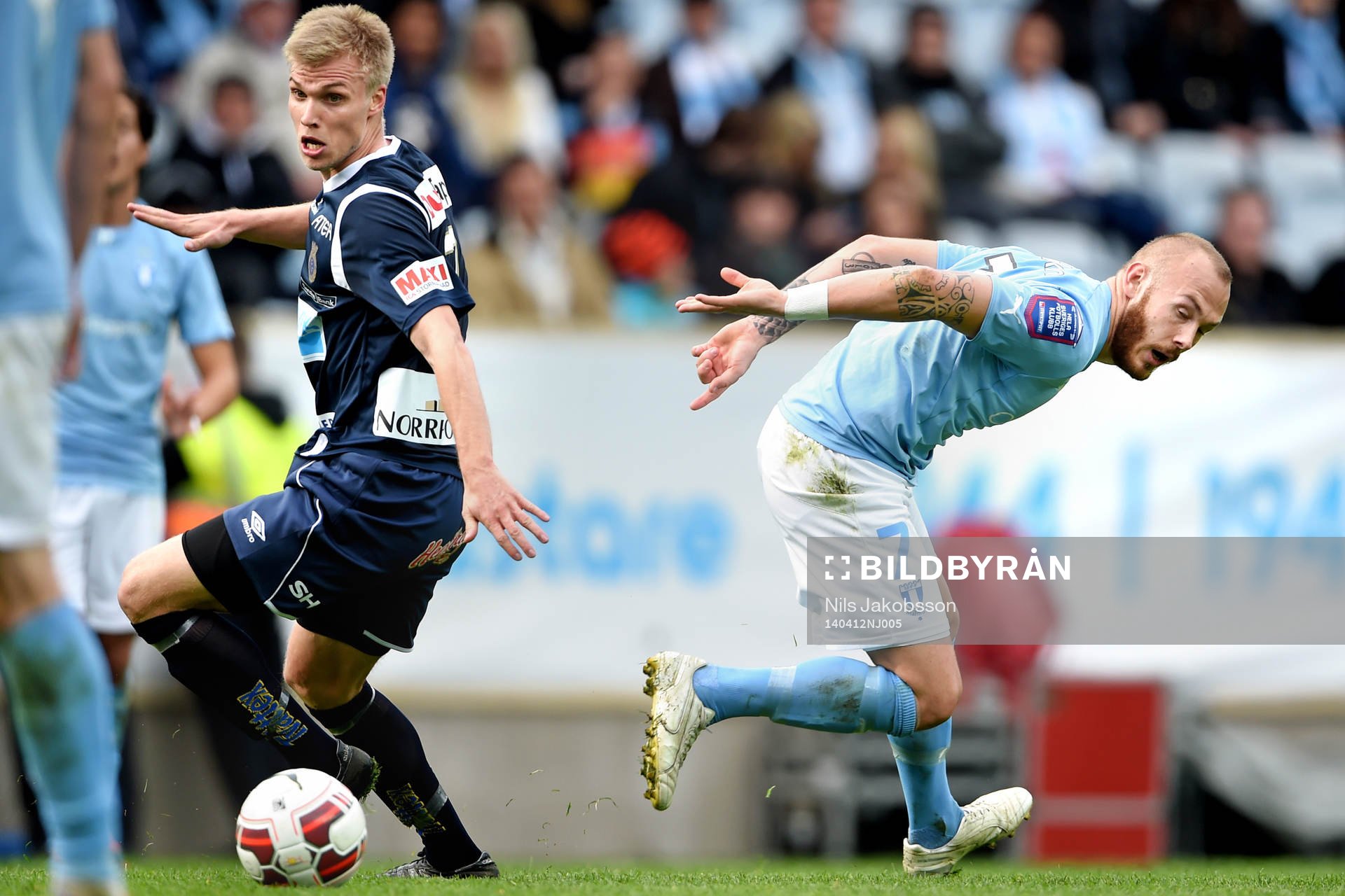 Gefles Robin Nilsson och Malmö FFs Magnus Eriksson under den allsvenska fotbollsmatchen mellan Malmö FF och Gefle den 12 april 2014 i Malmö.