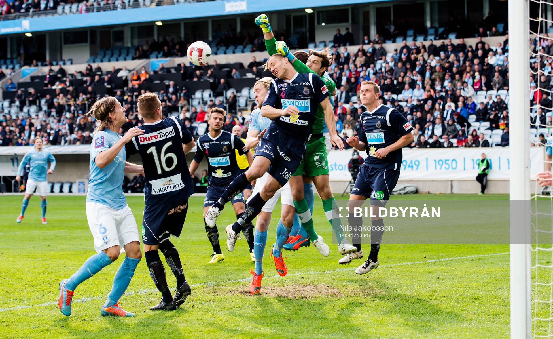 Gefles målvakt boxar Anders Wikström i huvudet