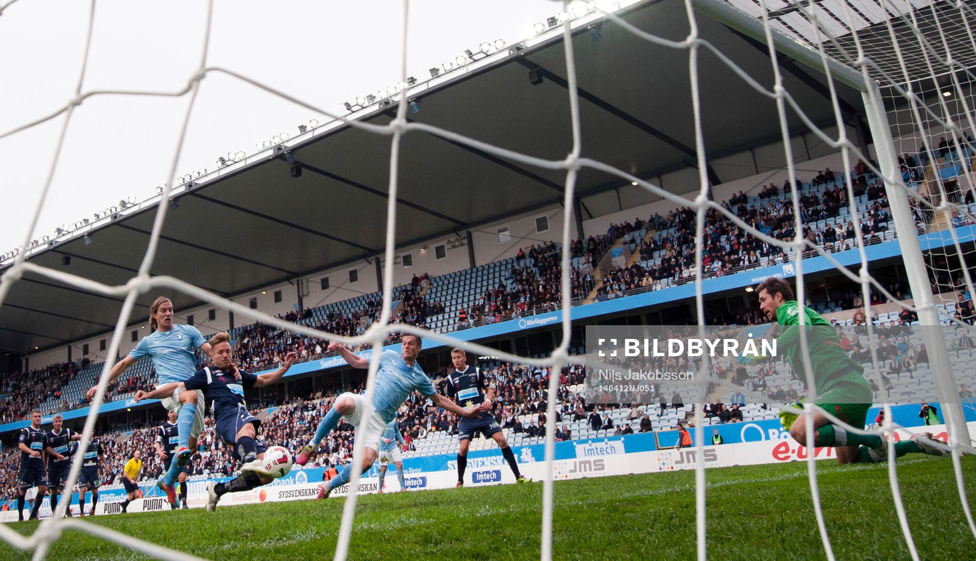 Malmö FFs Markus Halsti och Markus Rosenberg försöker