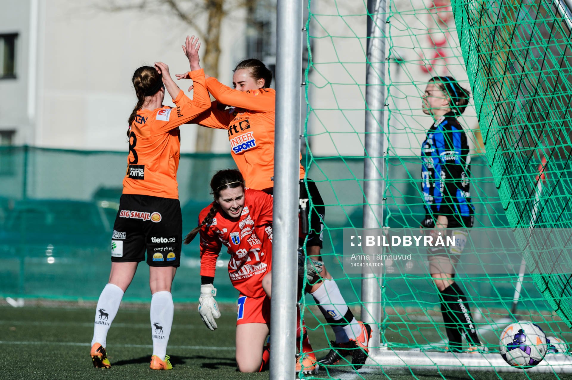 Sunnanås Olivia Holm och Elin Wikström jublar