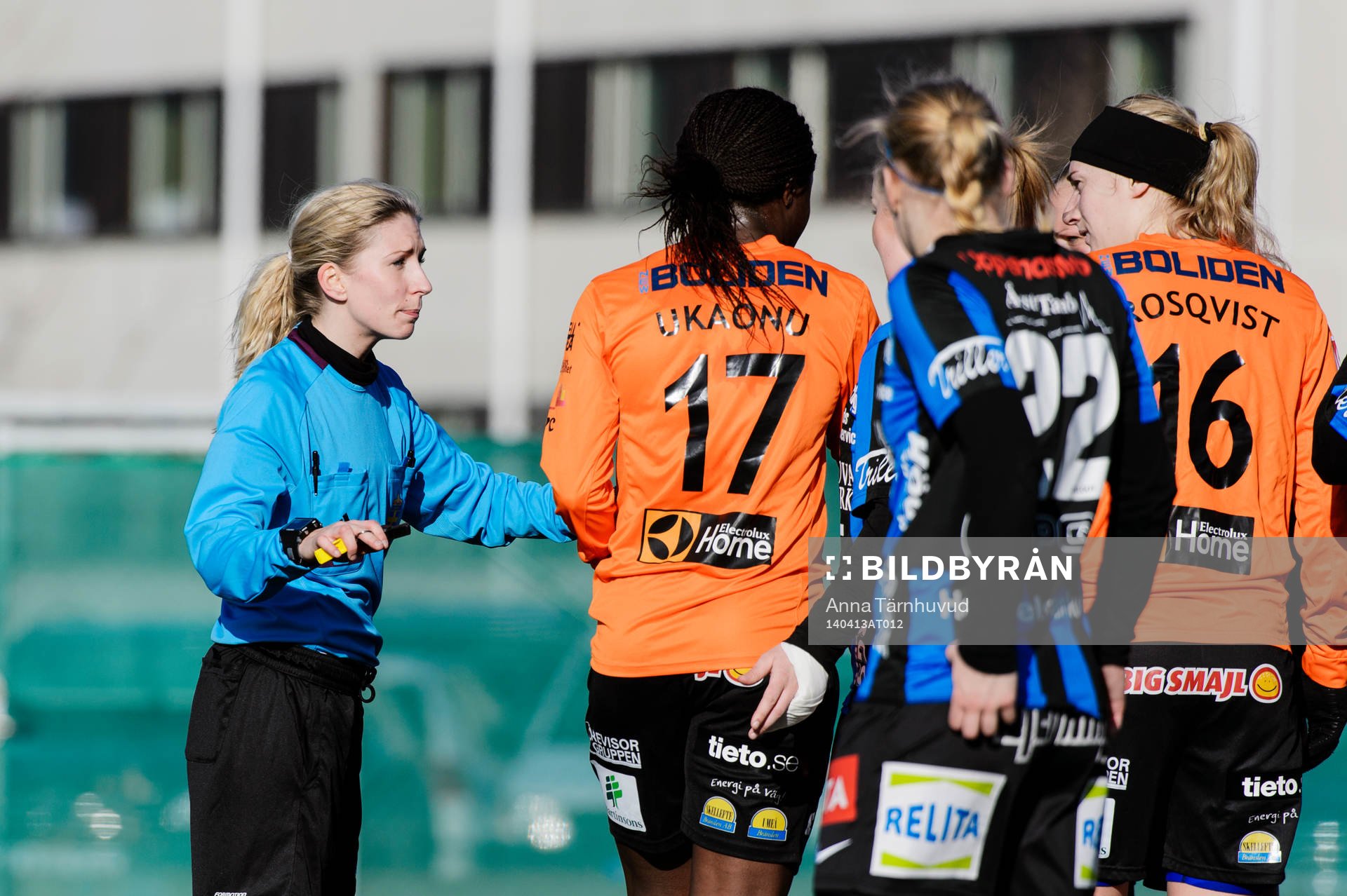 Domare Sandra Werner säger till spelarna vid en hörna