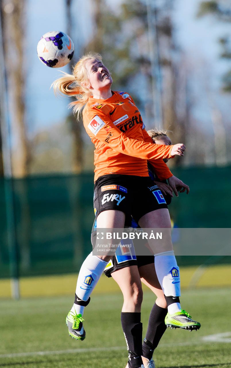 Sunnanås lagkapten Carina Holmberg nickar bollen under fotbollsmatchen i elitettan mellan Sirius och Sunnanå den 13 april 2014.