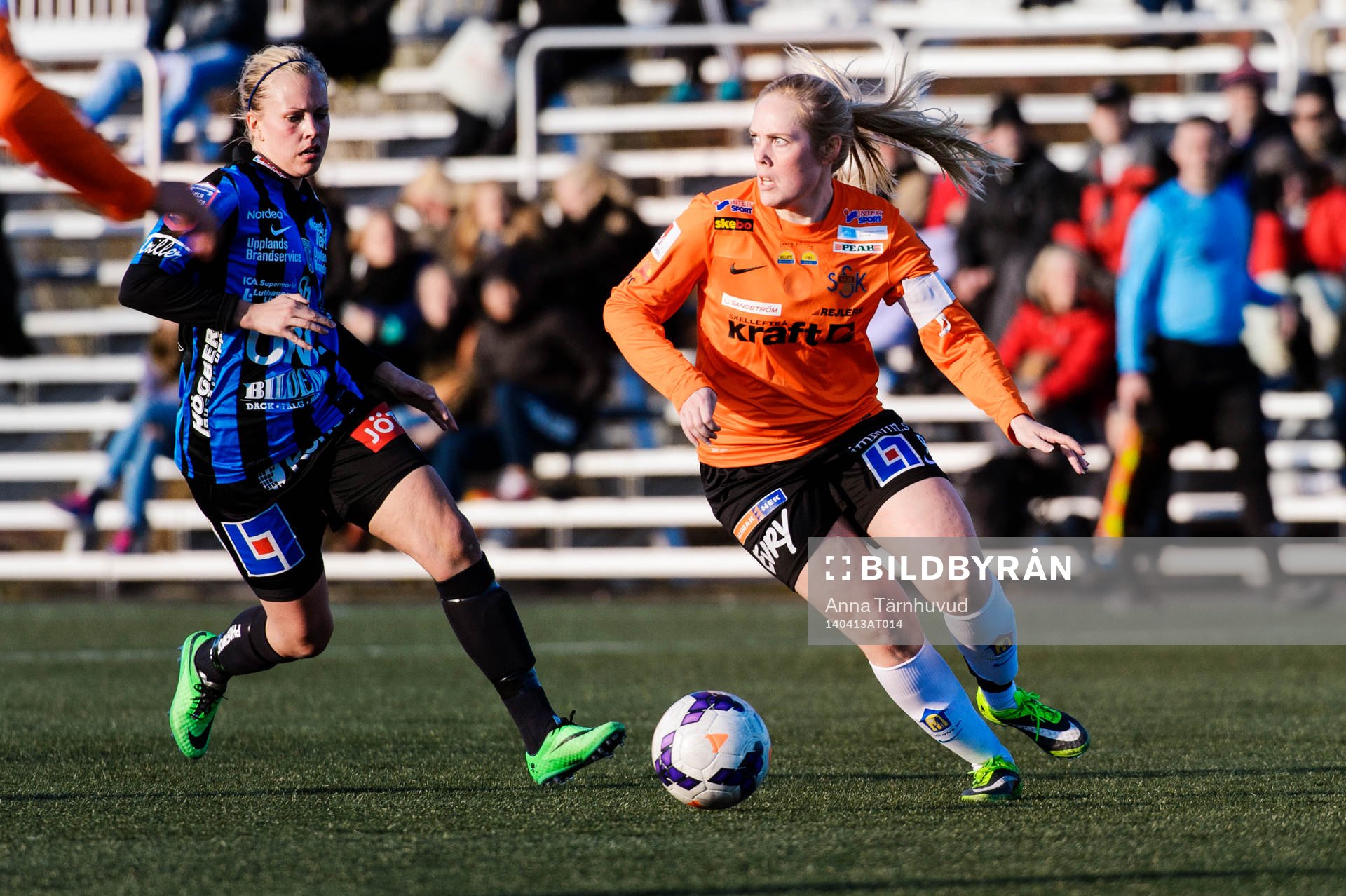 Sirius Mikaela Björklund och Sunnanås Carina Holmberg under fotbollsmatchen i elitettan mellan Sirius och Sunnanå den 13 april 2014.