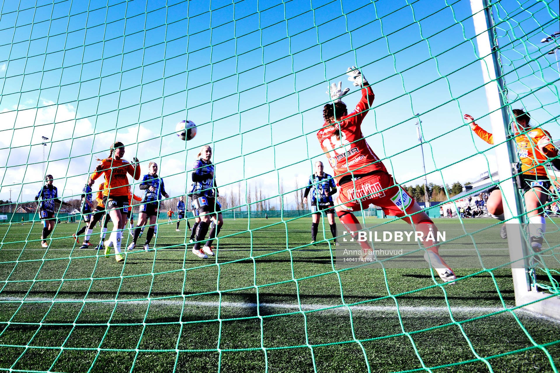 Sunnanås Elin Wikström gör 0-1 under fotbollsmatchen i elitettan mellan Sirius och Sunnanå den 13 april 2014.