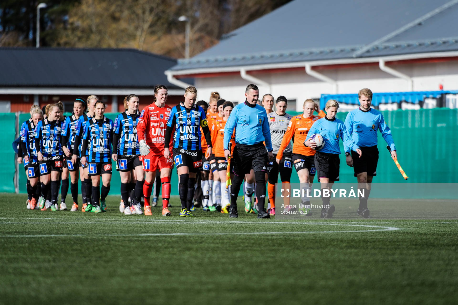 Sunnanås spelare och Sirius spelare leds in på planen av