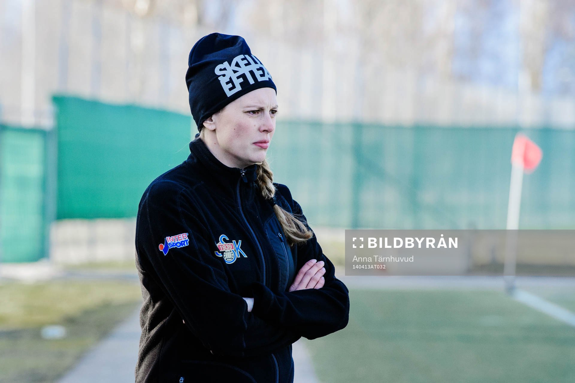 Sunnanås assisterande tränare Alexandra Nilsson under fotbollsmatchen i elitettan mellan Sirius och Sunnanå den 13 april 2014.