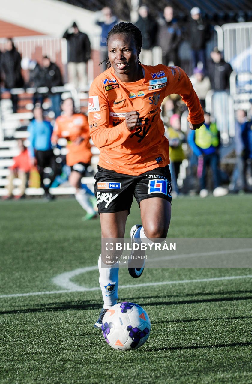 Sunnanås Helen Ukaonu  under fotbollsmatchen i elitettan mellan Sirius och Sunnanå den 13 april 2014.