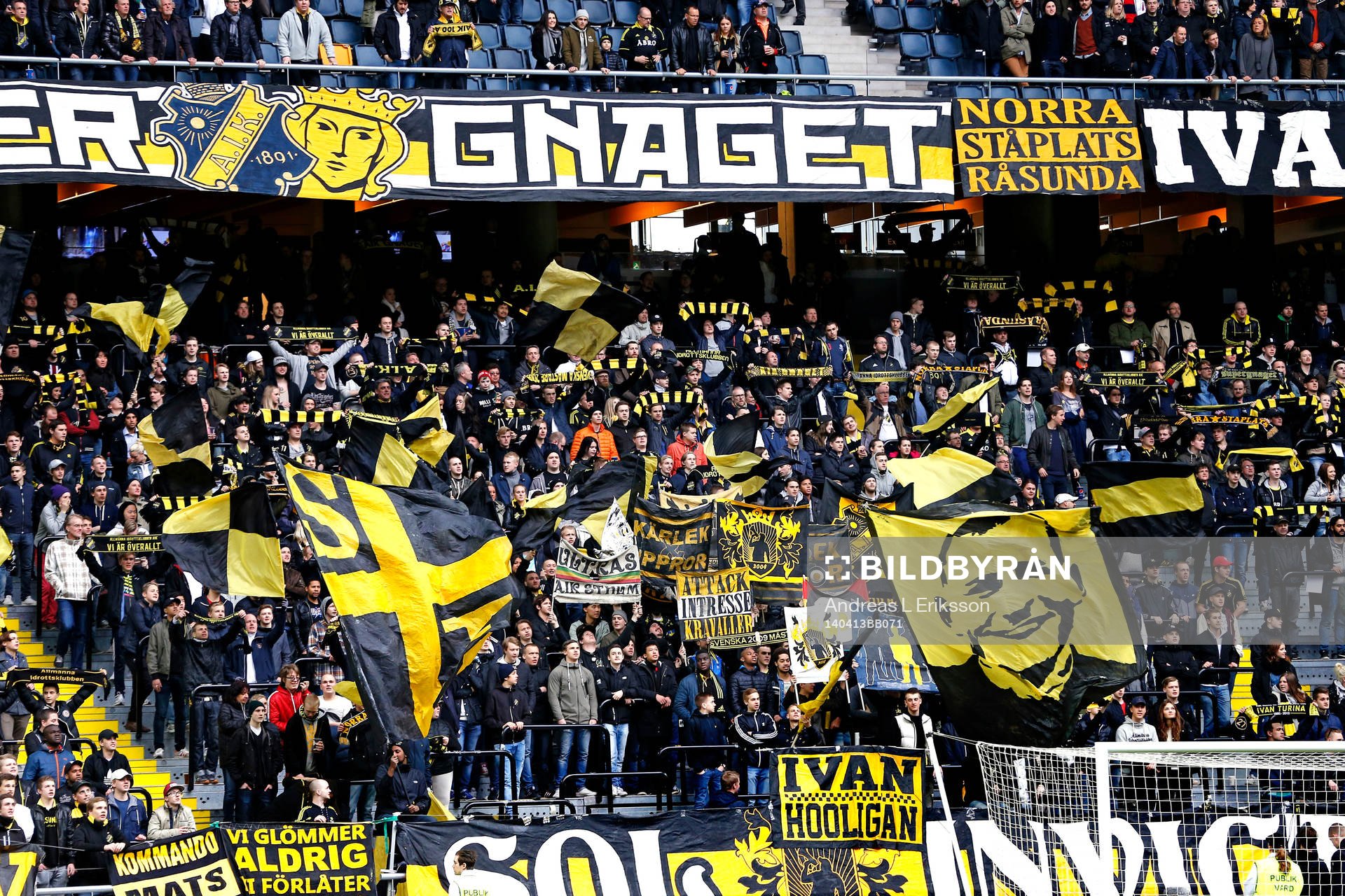 s supportrar på läktaren