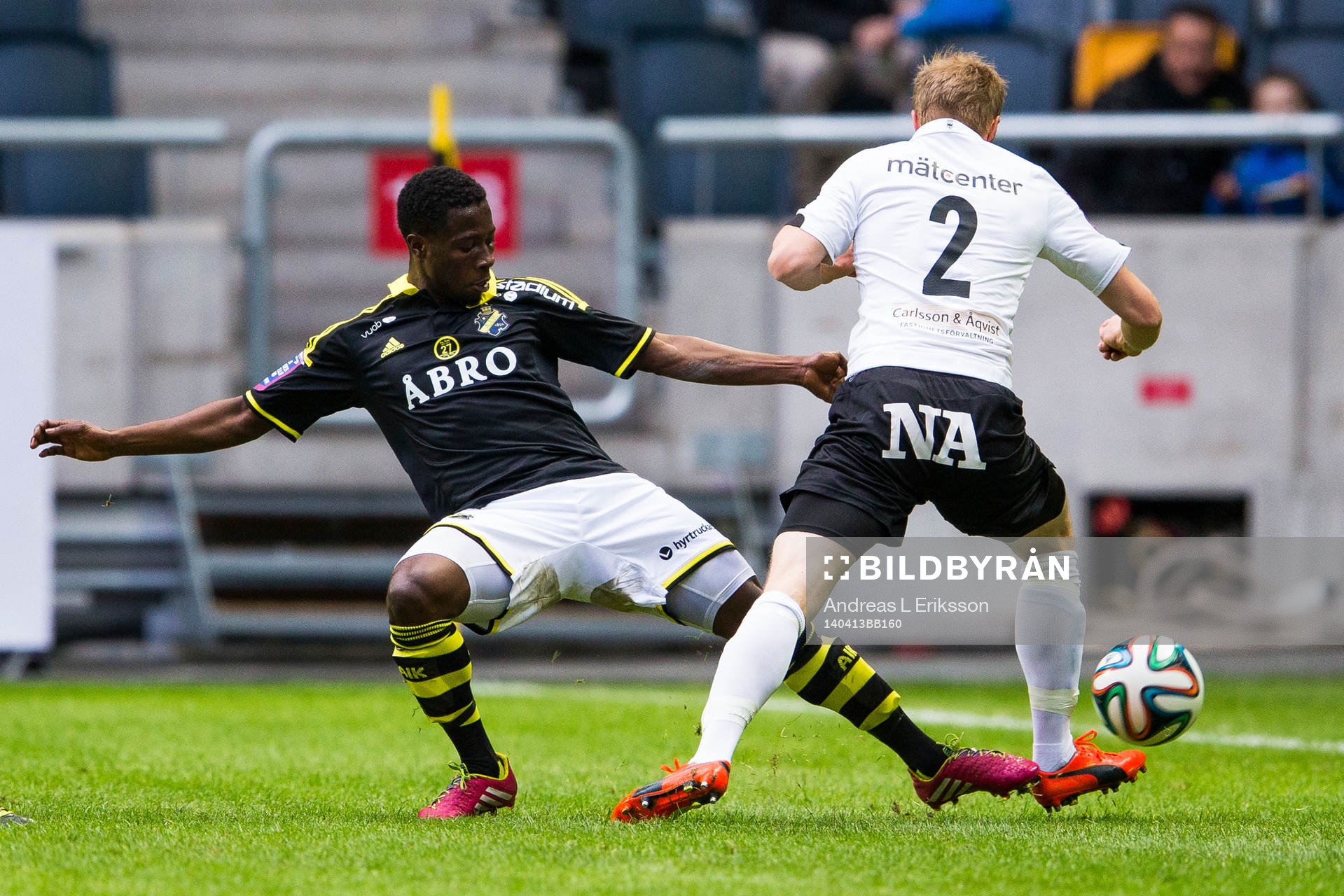 s Ebenezer Ofori i kamp om bollen med Örebros Patrik